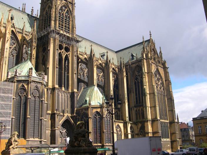  pierres jaunes et toits verts: la cathédrale Saint-Etienne